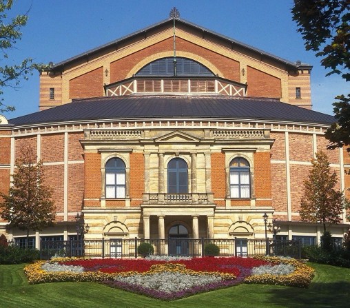 bayr_festspielhaus_1995_frontansicht-e1508788483544.jpg