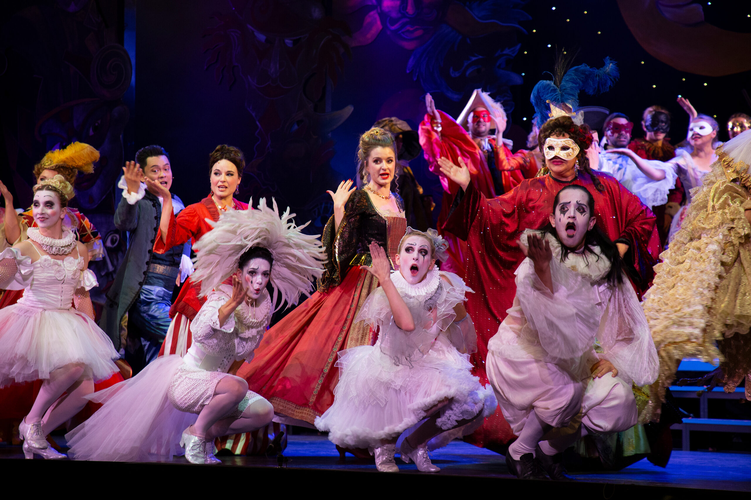 Marieluise Engel-Schottleitner & Yichi Xu & Tina Jaeger & Ena Topčibašić & Miriam Portmann & Tanzensemble (Sophie Glora & Miriam Lechlech & Katharina Glas & Erick Aguirre) & Chor des Lehár Festivals by Foto Hofer (www.fotohofer.at)