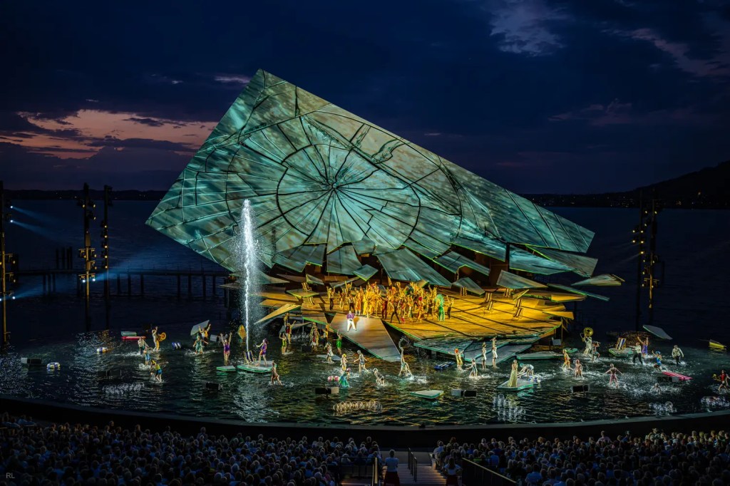 Szenenbild „La traviata” 2026 © Bregenzer Festspiele / Ralph Larmann