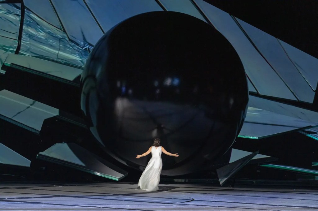 Szenenbild „La traviata” 2026 © Bregenzer Festspiele / Ralph Larmann