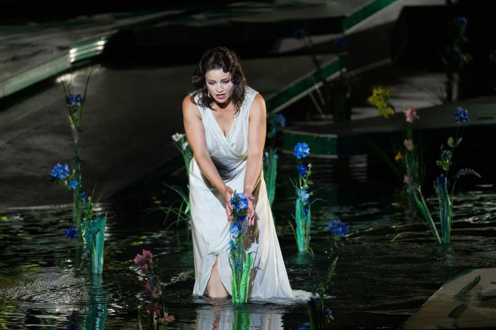 Szenenbild „La traviata” 2026 © Bregenzer Festspiele / Ralph Larmann