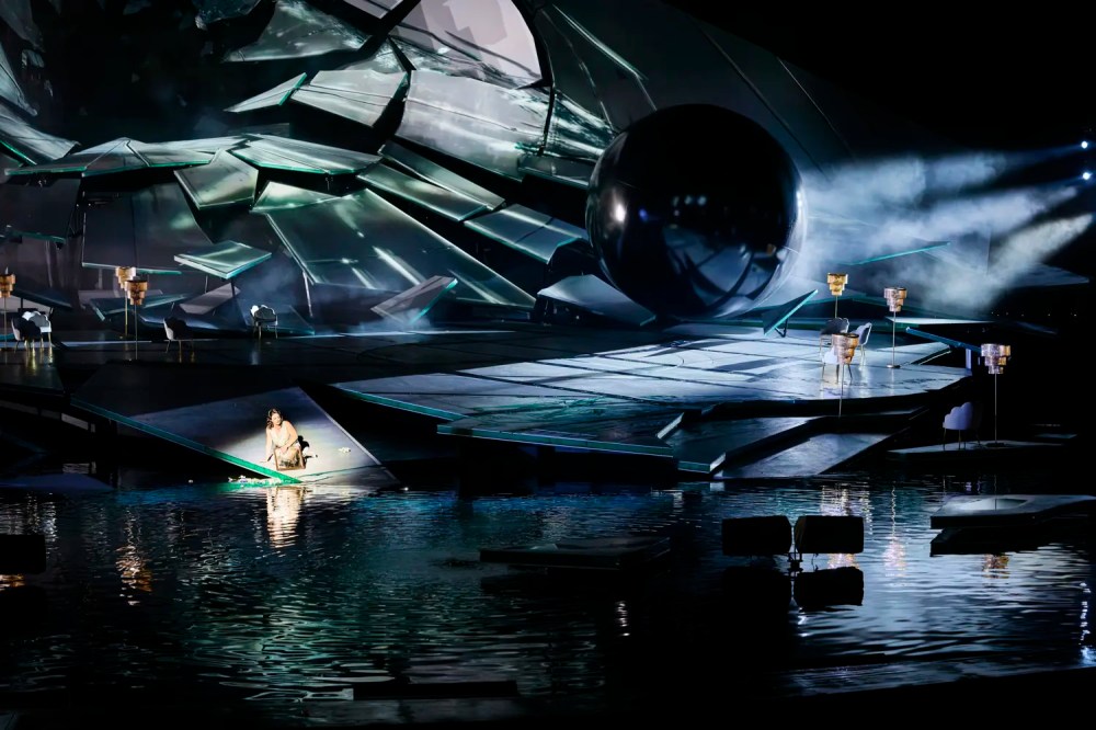 Szenenbild „La traviata” 2026 © Bregenzer Festspiele / Ralph Larmann