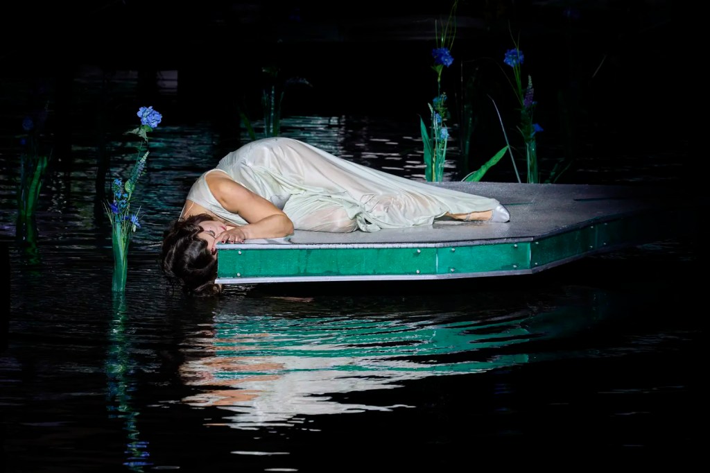 Szenenbild „La traviata” 2026 © Bregenzer Festspiele / Ralph Larmann