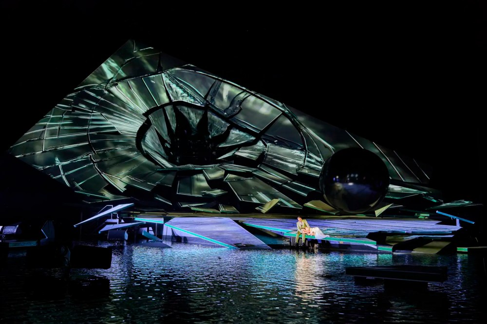Szenenbild „La traviata” 2026 © Bregenzer Festspiele / Ralph Larmann